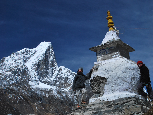 Nous devant un stupa, news  16  Nepal invisible