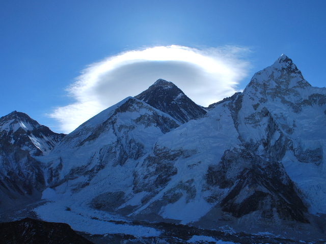 LEverest, aureole de son nuage. news  16  Nepal invisible