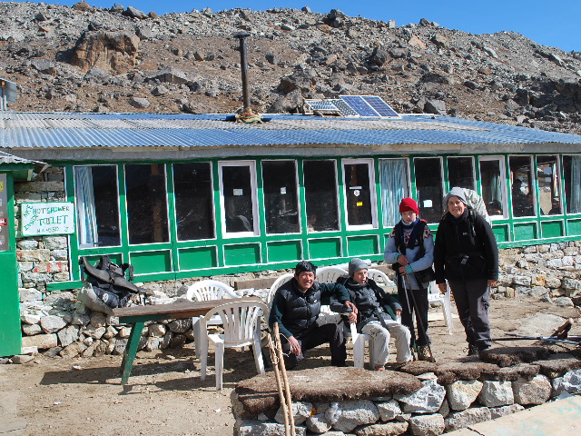 Devant le lodge a Lobuche ( 4987 m) News  17  Nepal  invisible