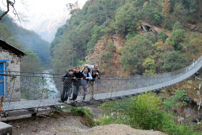A l'école des Andes - Pont sur la Duth Kosi,1200 m.
